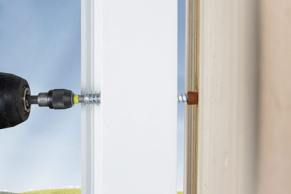 Akkubohrer, Akku-Bohrer, Fensterbefestigung, Abstandsmontageschraube AMO-Combi, Kunststoff-Rahmendübel W-UR XS XXL; Dübeltechnik; cordless drill driver, window mounting, spacing assembly screw, plastic frame anchor, dowel technology, mauerwerk, masonry