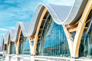 Die Philippinen als Vorreiter: Das neue Flughafenterminal des Mactan Cebu International Airport hat ein wellenförmiges Dach ganz aus Holz – bisher das einzige in Asien. Würth Österreich hat für das spektakuläre Gebäude die Verbindungstechnik geliefert.