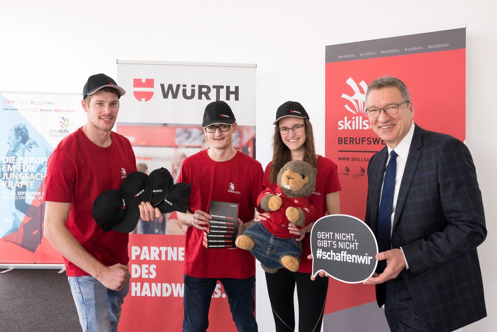 Freuen sich über die Unterstützung von Würth: Stefan Leymüller (Stuckateur- und Trockenausbau), Thomas Gasser (Mechatronik), Jennifer Oberegger (Mechatronik), Würth Geschäftsführer Willi Trumler (vlnr.).