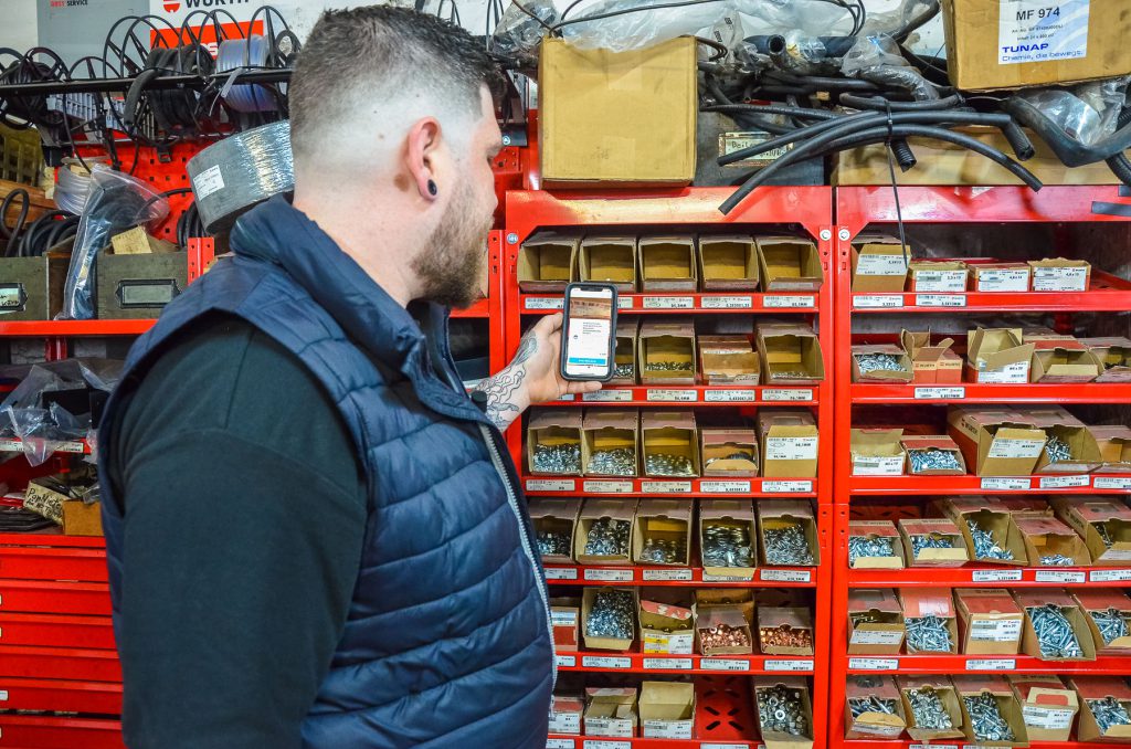 Werkstattleiter scannt mit Würth App