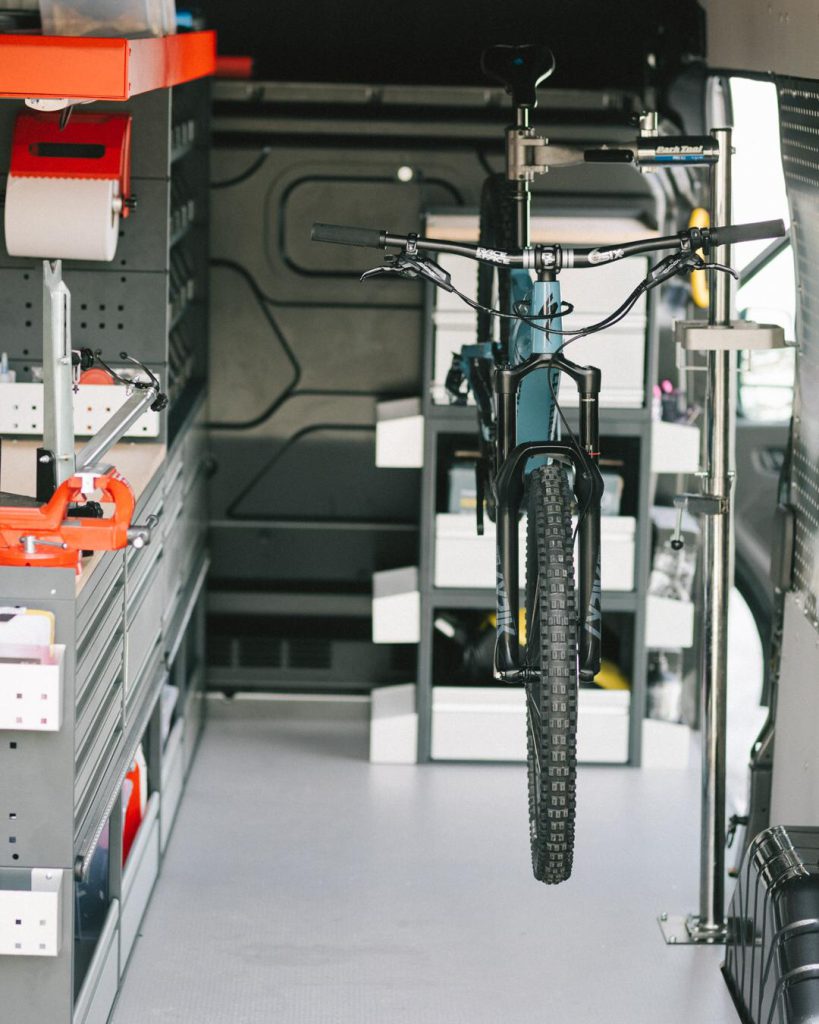 Würth Fahrzeugeinrichtung in Action bei "Radschlag" der mobilen Fahrrad-Werkstatt
