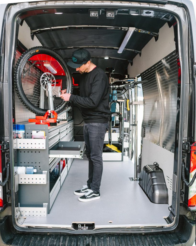 Würth Fahrzeugeinrichtung in Action bei "Radschlag" der mobilen Fahrrad-Werkstatt