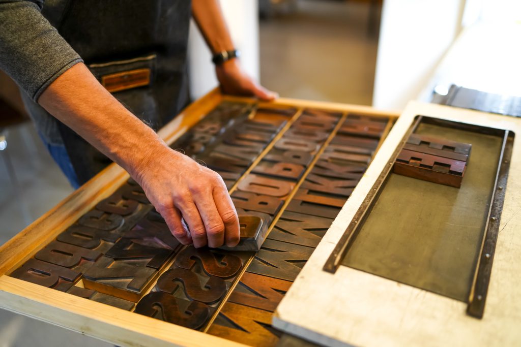 Setzkasten mit Typografie in der Atelierwerkstatt