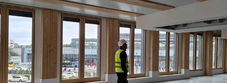 Innenansicht EDGE Suedkreuz Berlin in der Bauphase; Geschoßdecken aus vorgefertigten Holz-Beton-Verbundelementen