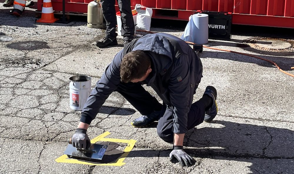 Mann bei der Reparatur einer schadhaften Asphaltfläche c Würth GmbH