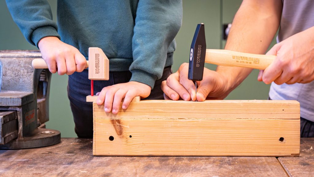 Spielerisch den Zugang zum Handwerk ermöglichen: Kinder lieben es, Erwachsene bei handwerklichen Tätigkeiten zu helfen