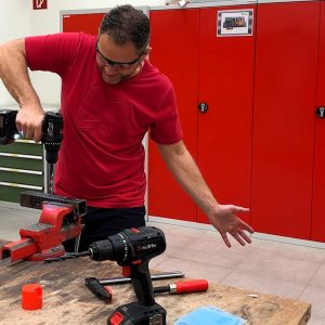 Produkttrainer Harald Kammerer mit AKKU-BOHRSCHRAUBER und SMART STEP EU+ HSS DIN 338: Einhändig Ansetzen ohne Verrutschen.