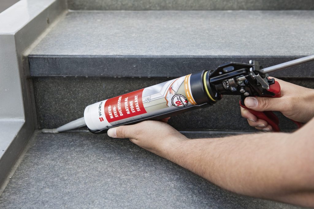 Verträglichkeit prüfen: Für spezielle Untergründe wie Naturstein oder lackierte Flächen gibt es geeignete Dichtstoffvarianten.