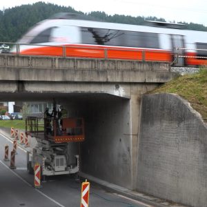 Auwegbrücke / Eisenbahnüberführung im Umfeld des Bahnhofs Fritzens-Wattens
