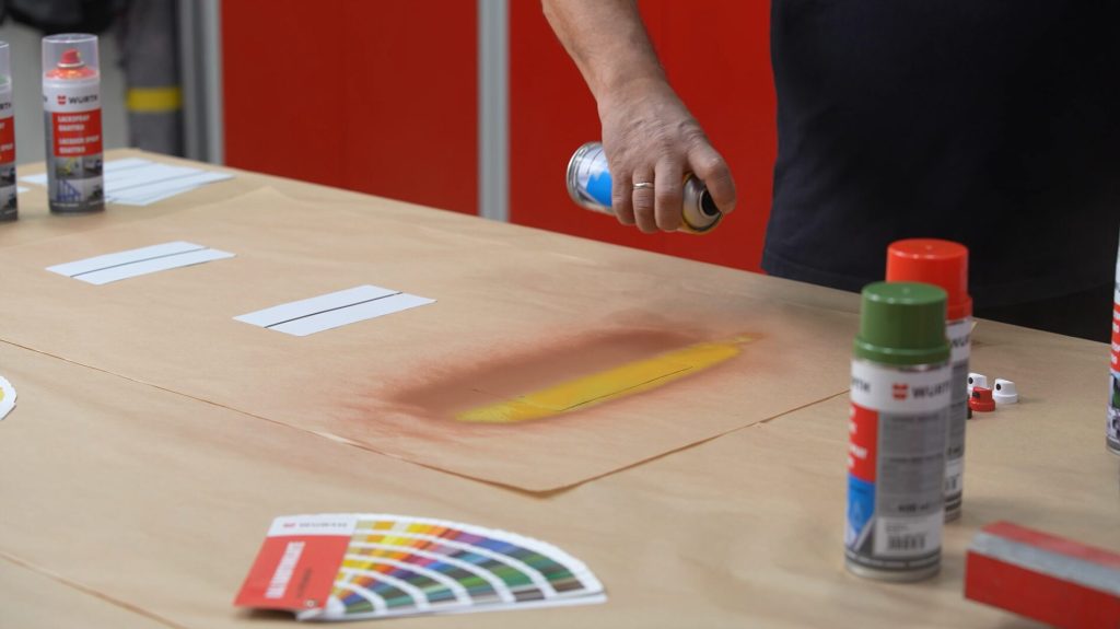 Standard Lackspray (Farbe: Caterpillar-Gelb) auf Roststop-Grundierung (Farbe: Rotbraun)