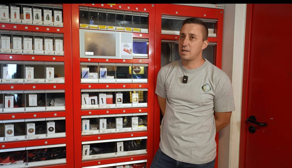 Markus Fiedler, Leiter Instandhaltung Haubis vor einem ORSY® Automaten von Würth