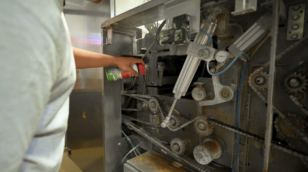 Wartung einer Produktionsmaschine mit dem NSF-zertifiziertem Haftschmierstoff HHS 200 PLUS