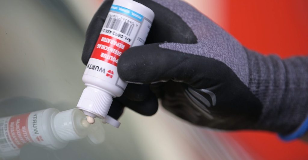 20. Restmenge wegschaben und Polierpaste aufbringen