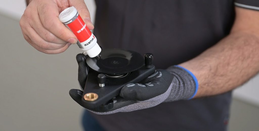 4 Am Werkzeughalter Vakuumgel aufbringen